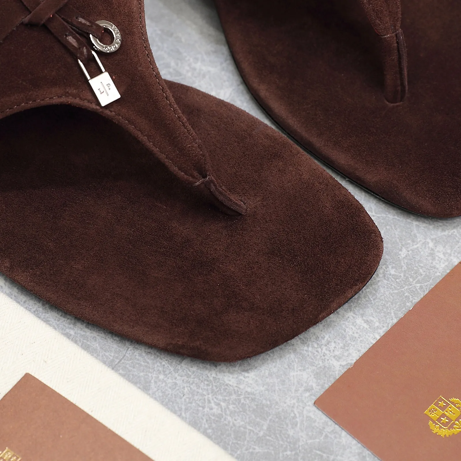 👟👟Ex-factory price 560👟👟 Purchasing-grade [Loro Piana] LP Mindil series T-strap thong sandals ✔️Top quality ✔️Soft sheep leather forms a tailor-made band that meets at the top of the upper and is fixed by a strong elastic ankle design. One is adorned with a discreet horn padlock, the other a gold circle badge. With its simple construction and sophisticated feel, these sandals are ideal for summer. ✔️Material: imported sheepskin fabric, sheepskin lining and feet ✔️Imported genuine leather outsole ✔️Code number: 35-42 (35/41/42 custom-made, non-refundable)